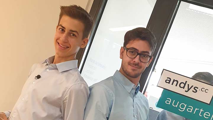 Moritz Lechner und Chris Pollak die Gründer von Lifestylebox stehen Rücken an Rücken zueinander neben einem Büro von Andys.cc.