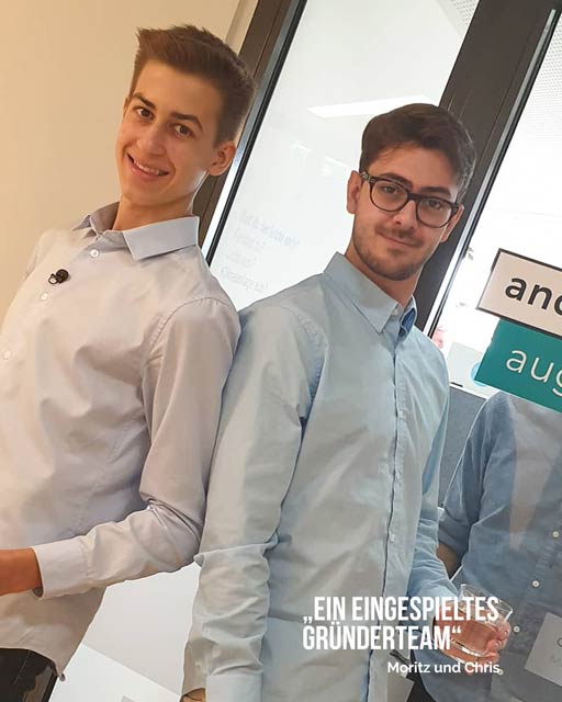 Moritz Lechner und Chris Pollak die Gründer stehen Rücken an Rücken zueinander neben einem Büro von Andys.cc.