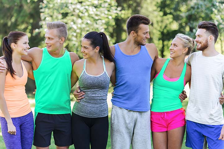 Gruppen von erfolgreichen glücklichen und fitten Personen in den Lifestylebox Farben gekleidet.