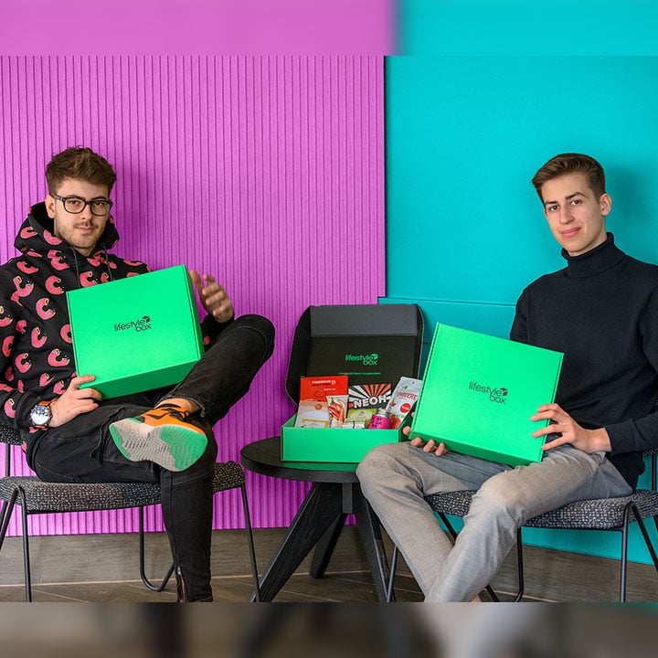 Die Gründer von Lifestylebox Moritz Lechner und Chris Pollak präsentieren die erste Ausgabe der Lifestylebox April 2020.